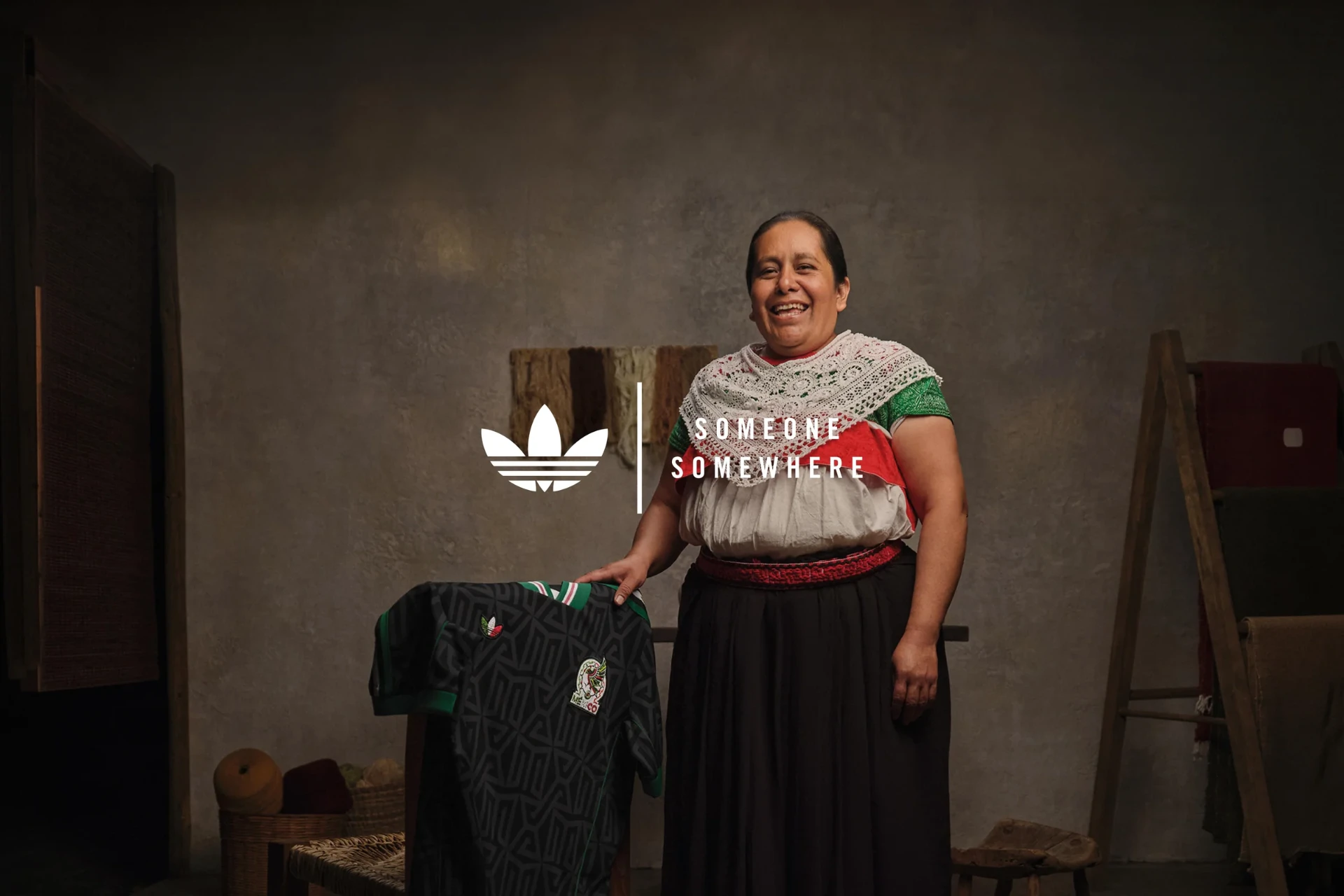 Campaña Authenty × Someone Somewhere en el desierto al atardecer
